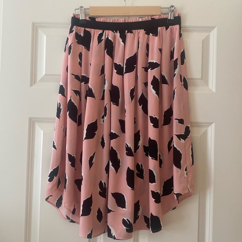 Ann Taylor LOFT Pleated Midi Skirt Size S Feather Print Pink Blk Boho Chic